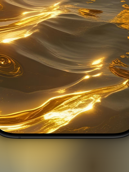 Imagen zoom desde abajo del oceano dorado en la hora dorada con reflejos dorados también y edificios modernos con punta similar a un ovni como si fuera de oro.